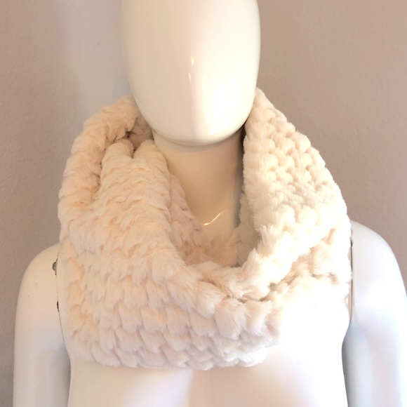 NWT~INC-Faux Fur-Twisted Heart- Cowl Loop/Infinity Scarf- O/S - Picture 3 of 4